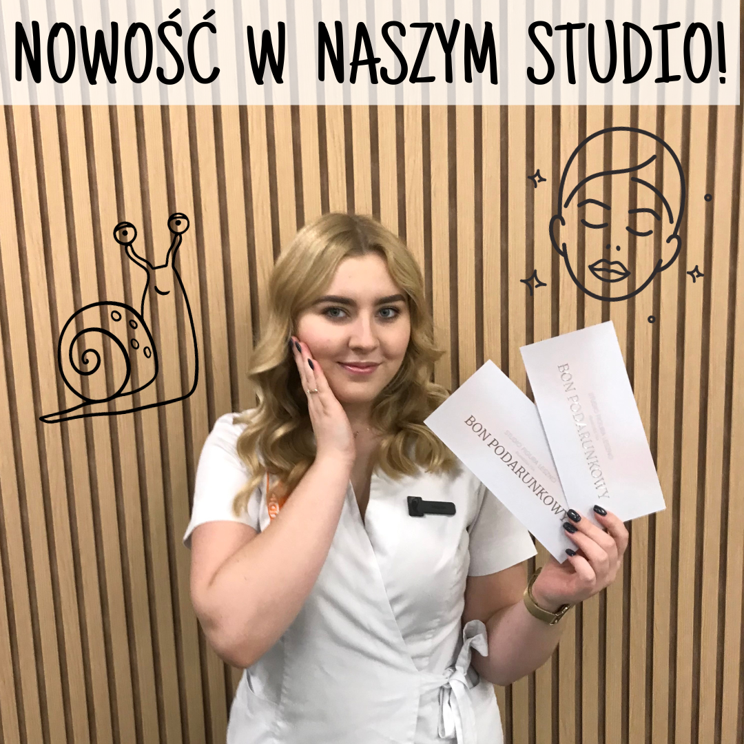 Kobieta uśmiecha się i trzyma w lewej ręce bony prezentowe, a prawą rękę trzyma na twarzy